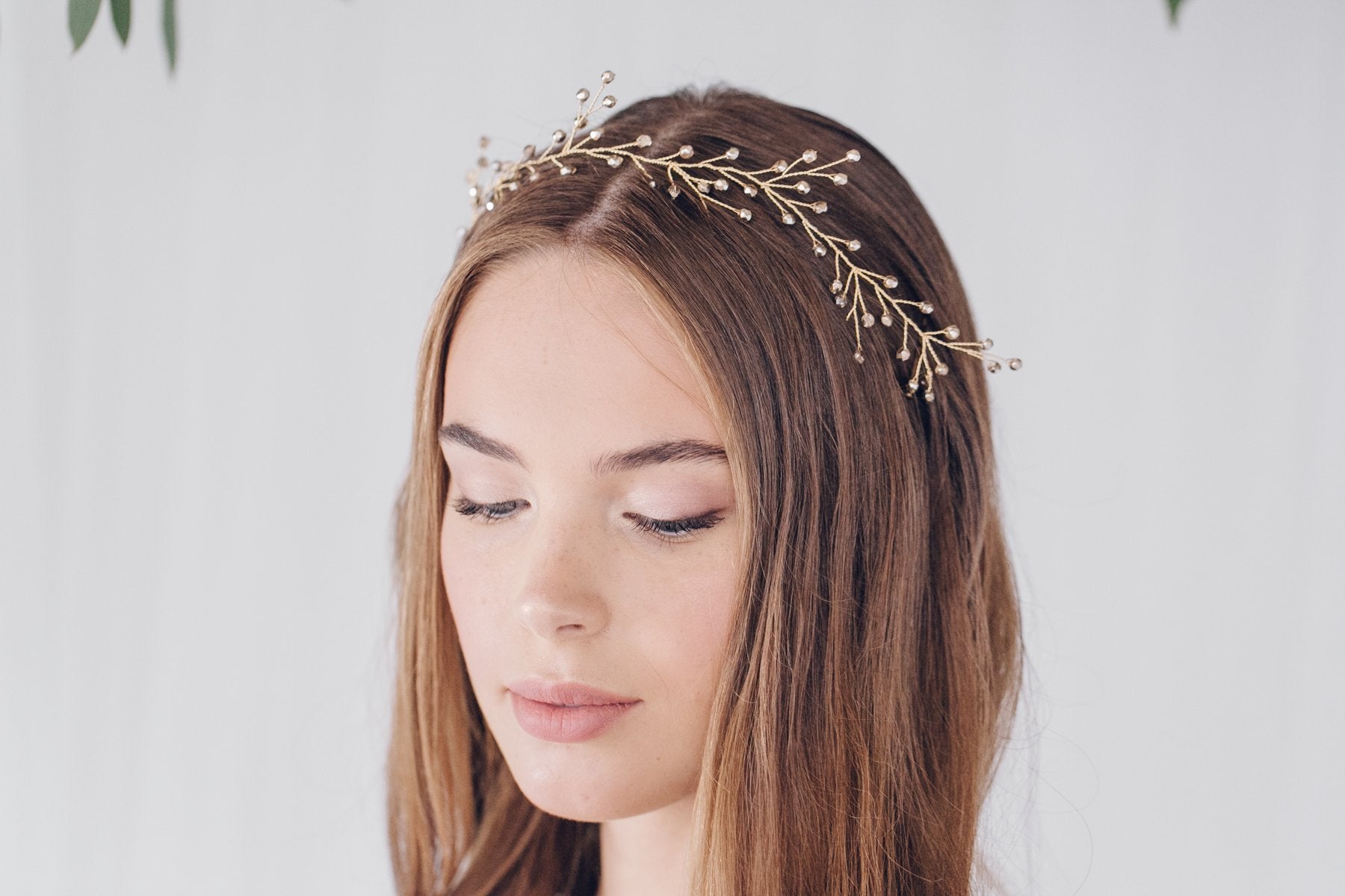 How to style a ribbon tie headband – one of THE most comfortable and versatile wedding hair accessories!