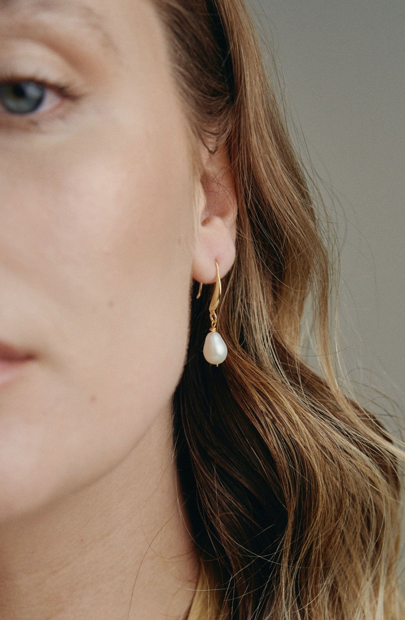 Gold teardrop freshwater pear earrings