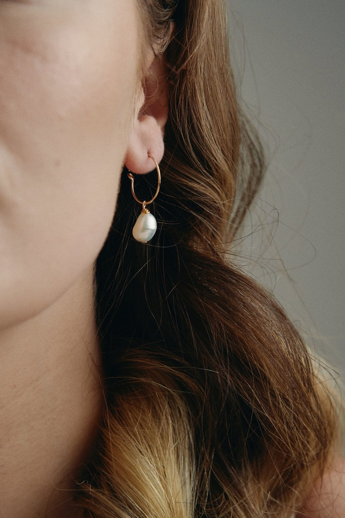 Lucy baroque pearl earring hoops gold