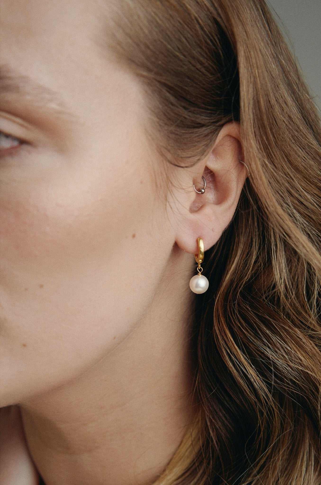 Sustainable vegan pearl huggies - gold earrings