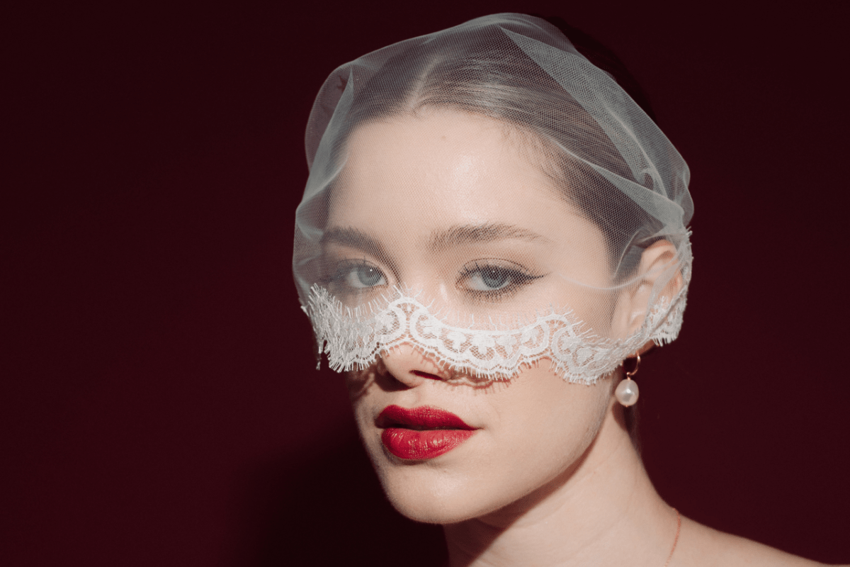 lace edge tulle voilette micro veil like Emma Roberts