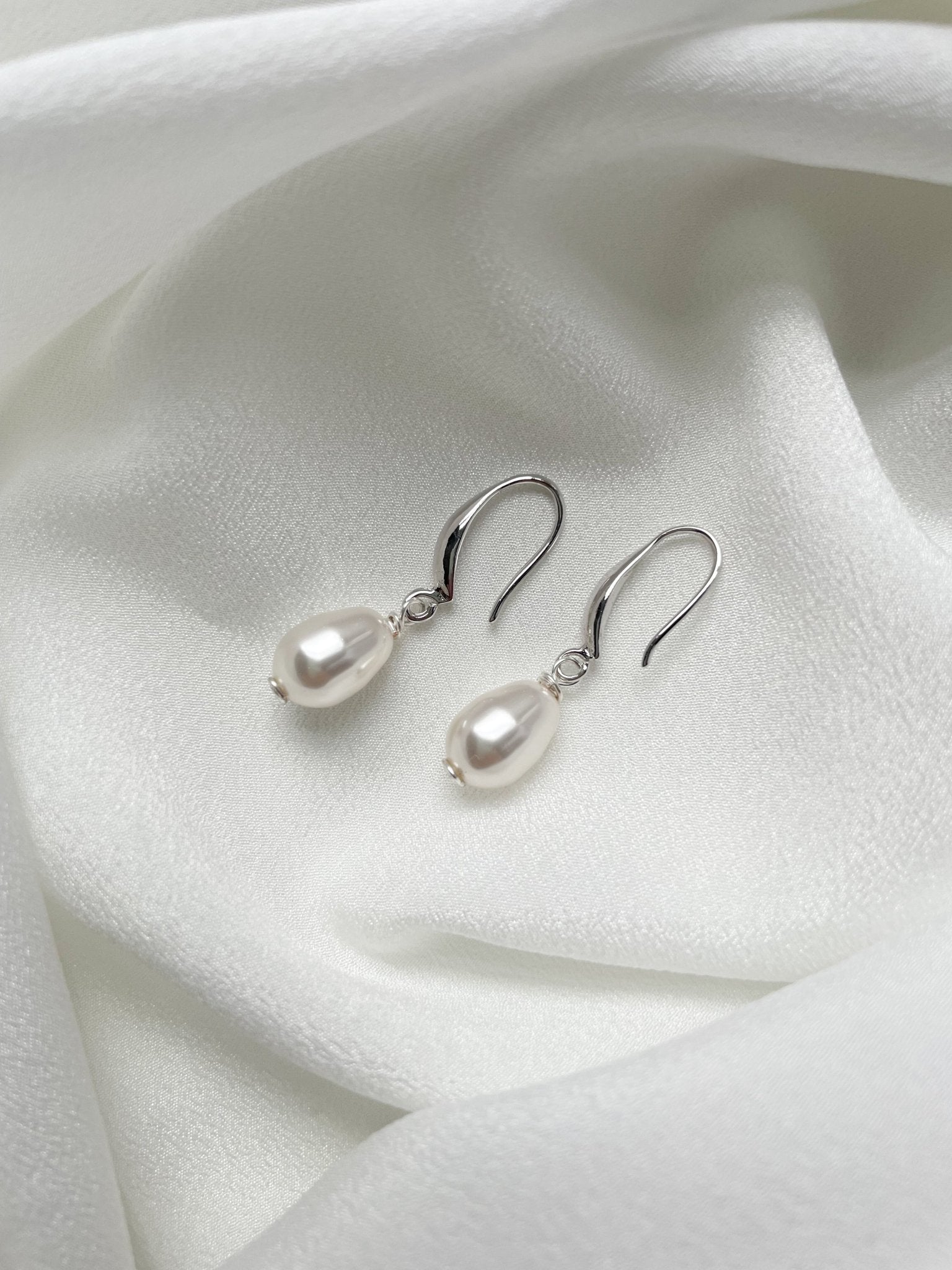 Aria Elegant Teardrop Freshwater Pearl Earrings Gold/Silver