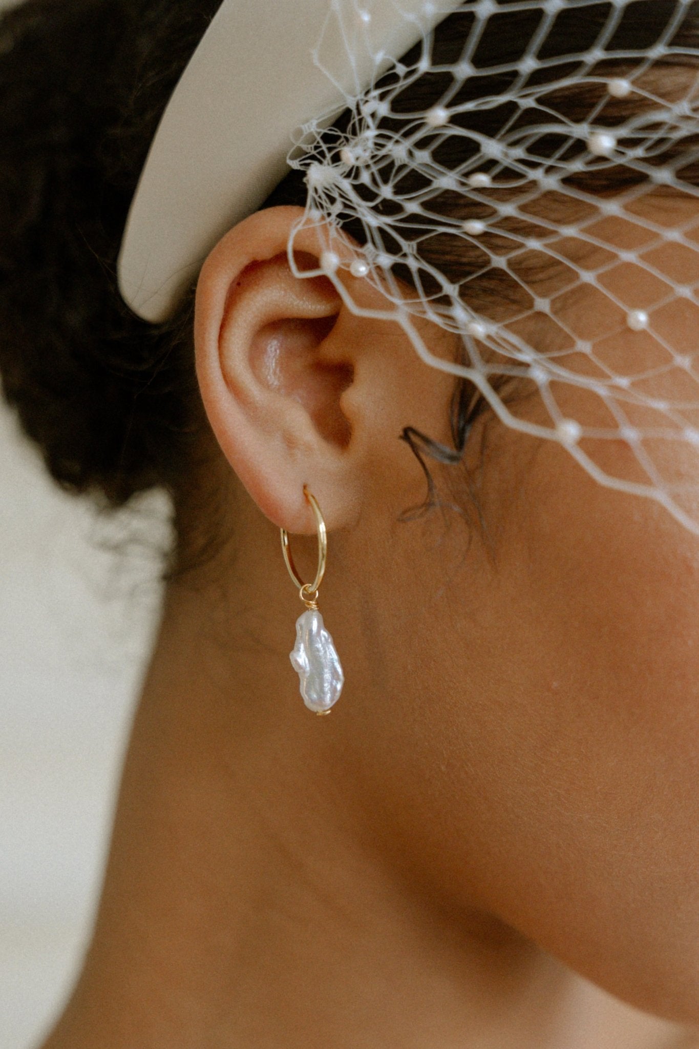 Bowie sculputural Biwa pearl gold hoop earrings