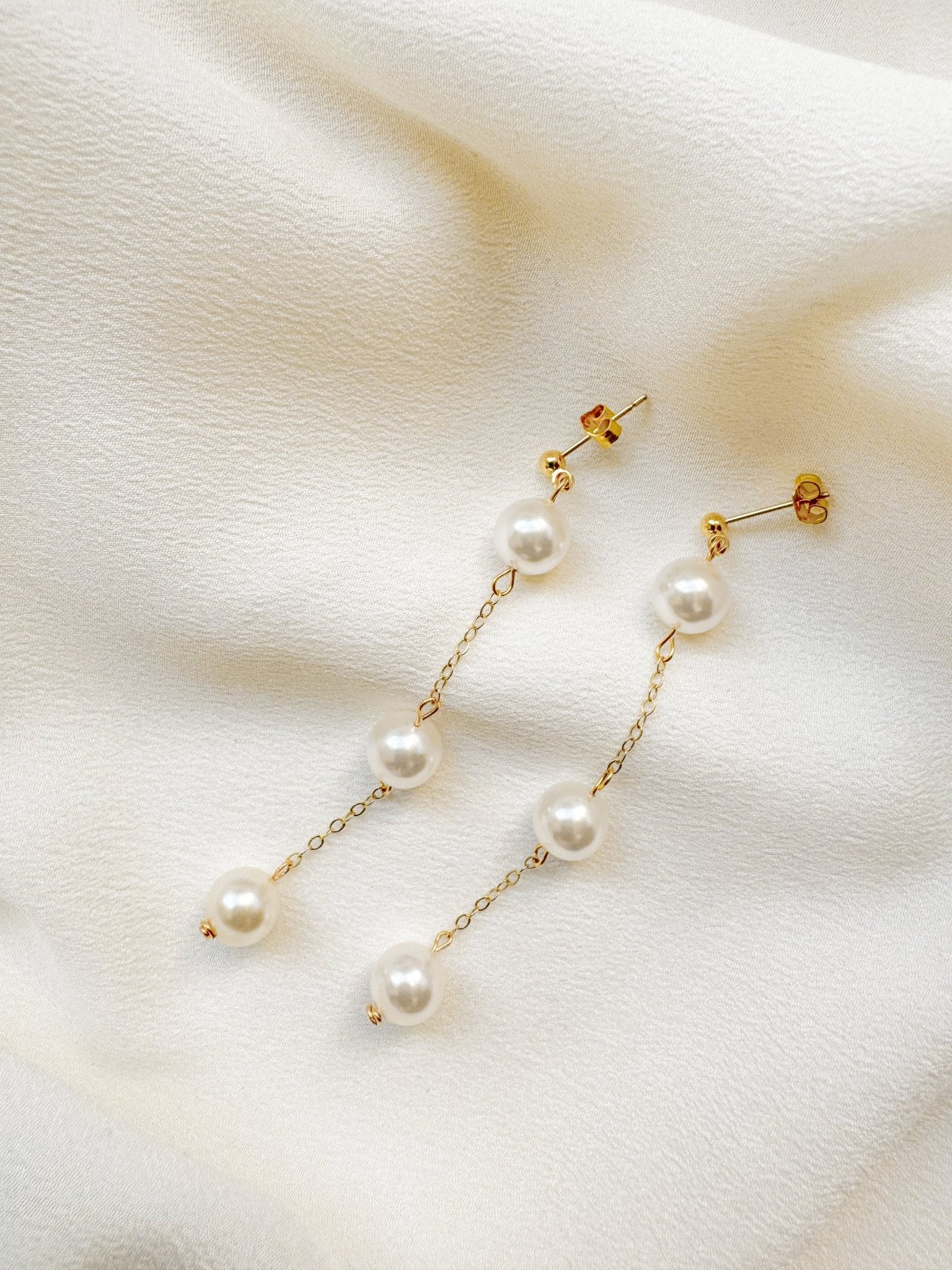 round sustainable pearl drop earrings with gold chain