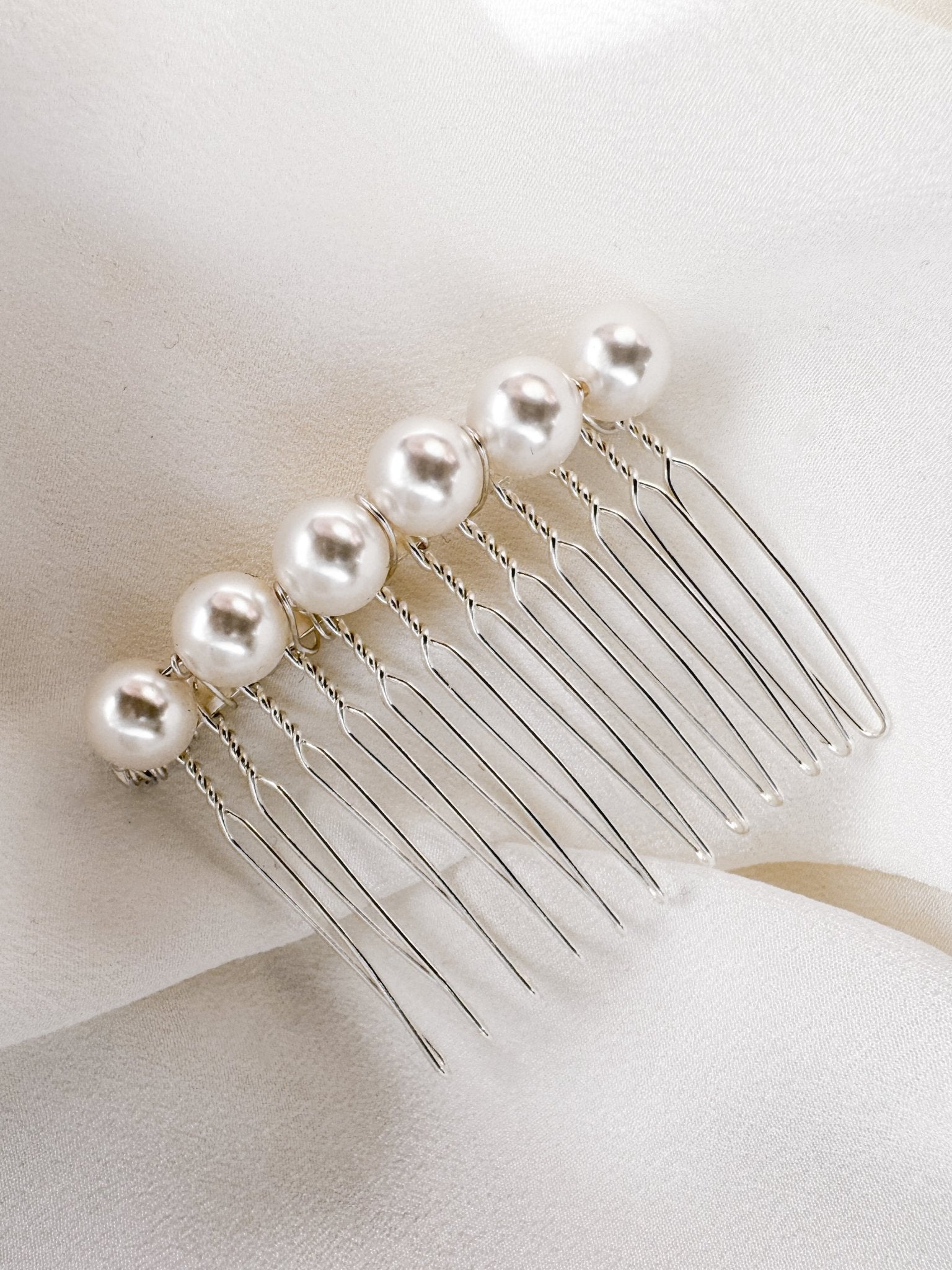 Slim pearl comb