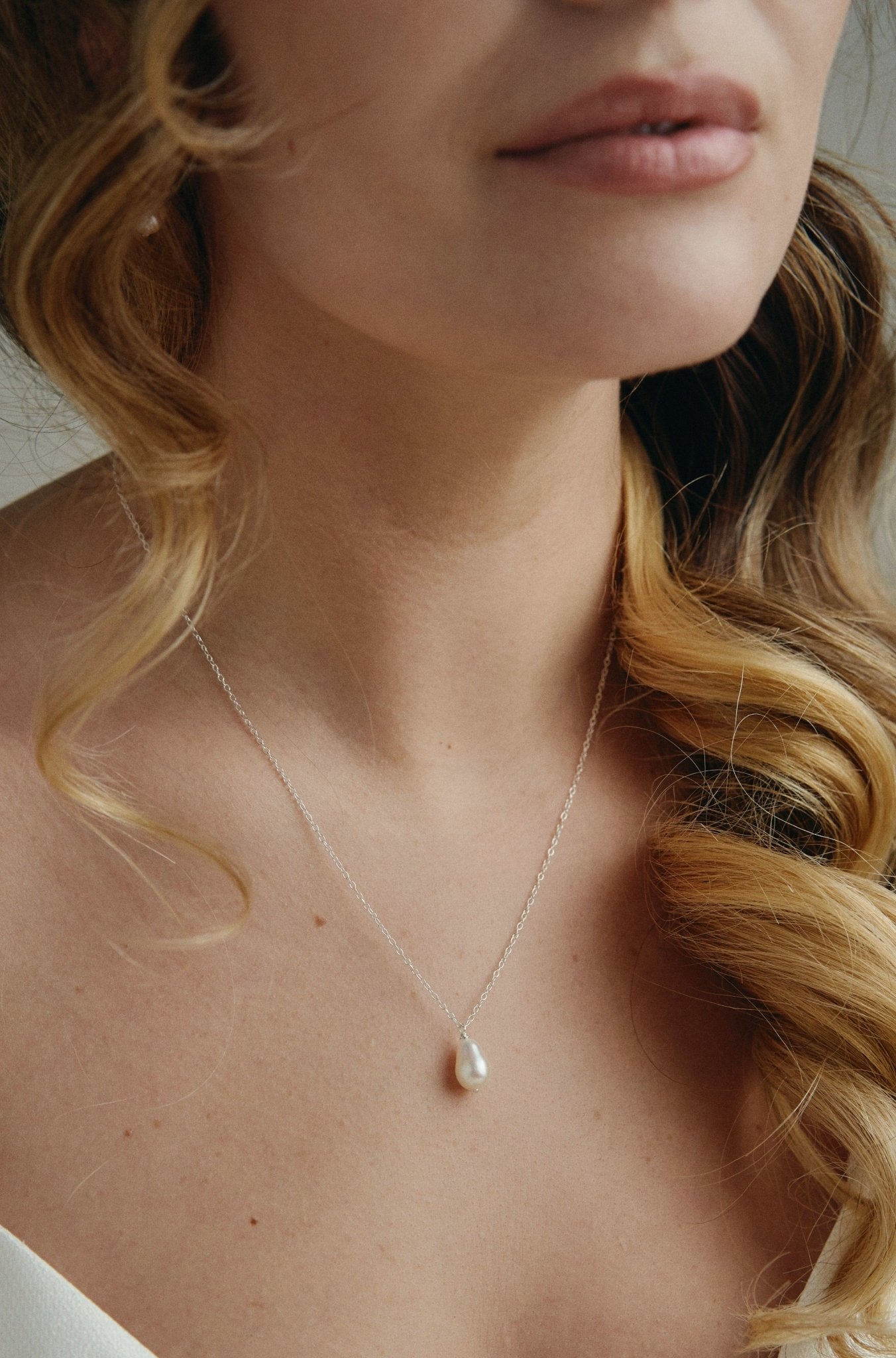 Silver teardrop freshwater pearl  necklace