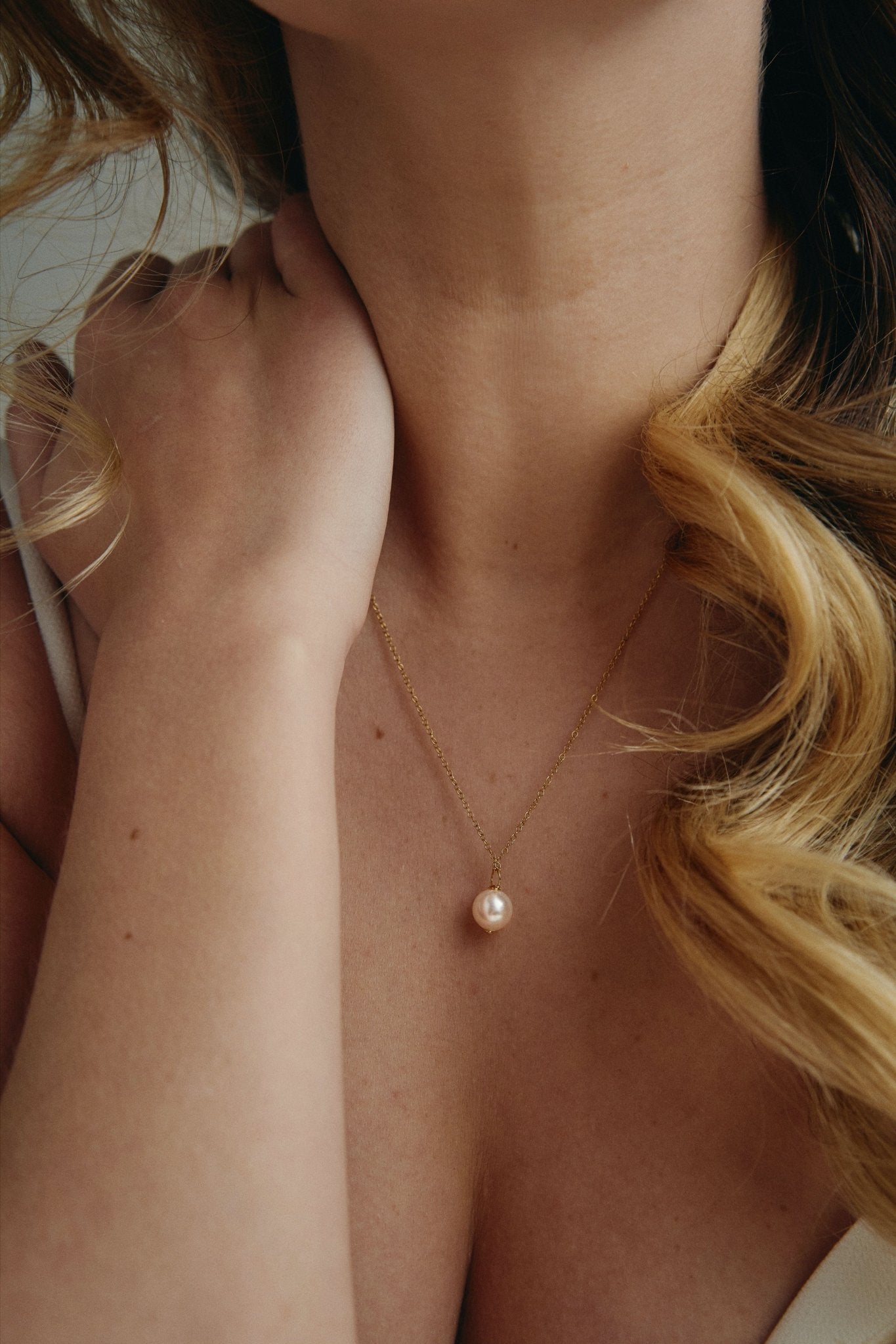 Vegan pearl necklace - gold with round pearl