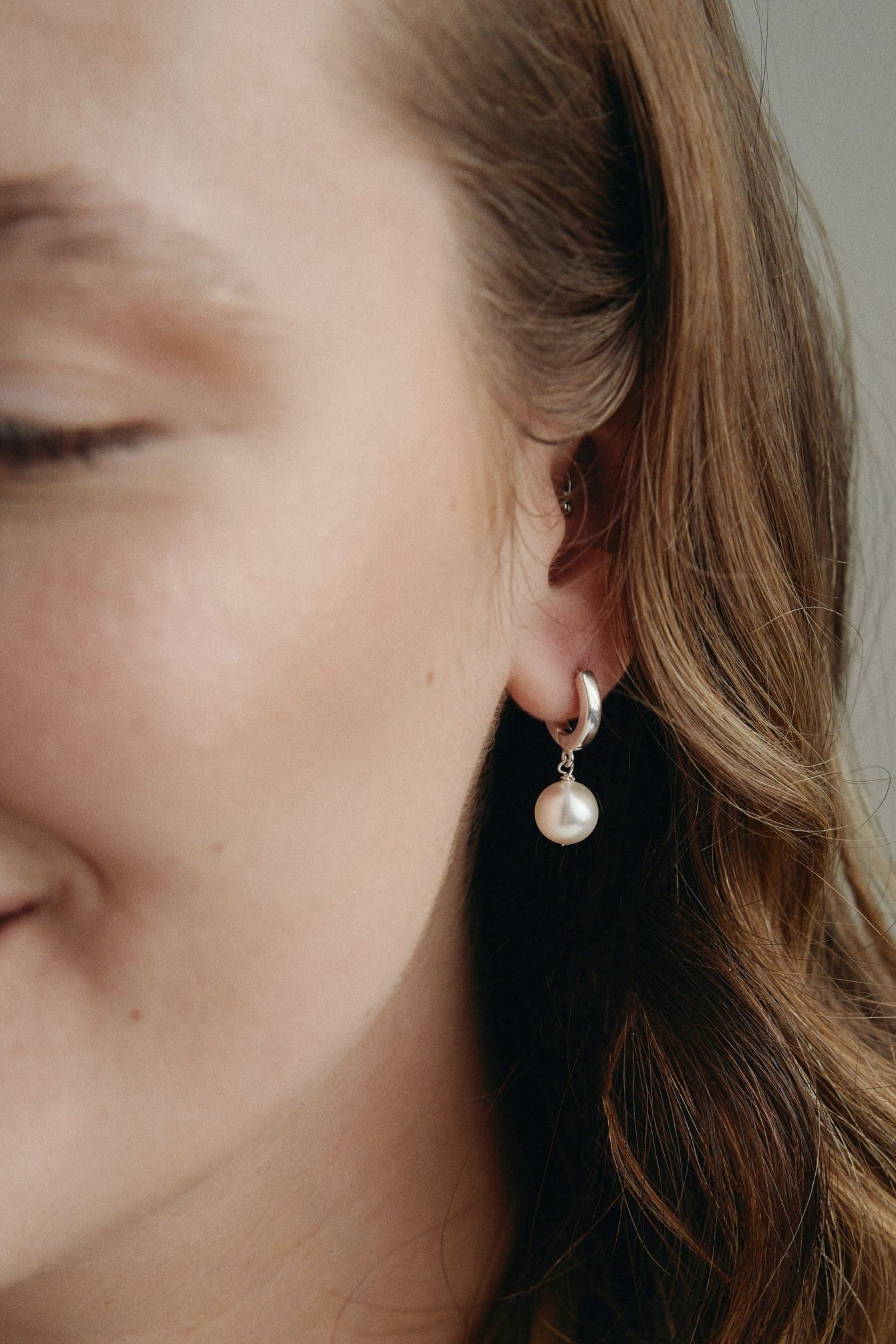 Sustainable vegan pearl huggies - silver earrings