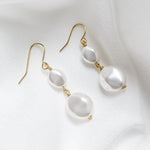 Mimi statement vegan pearl drop earrings gold (3)