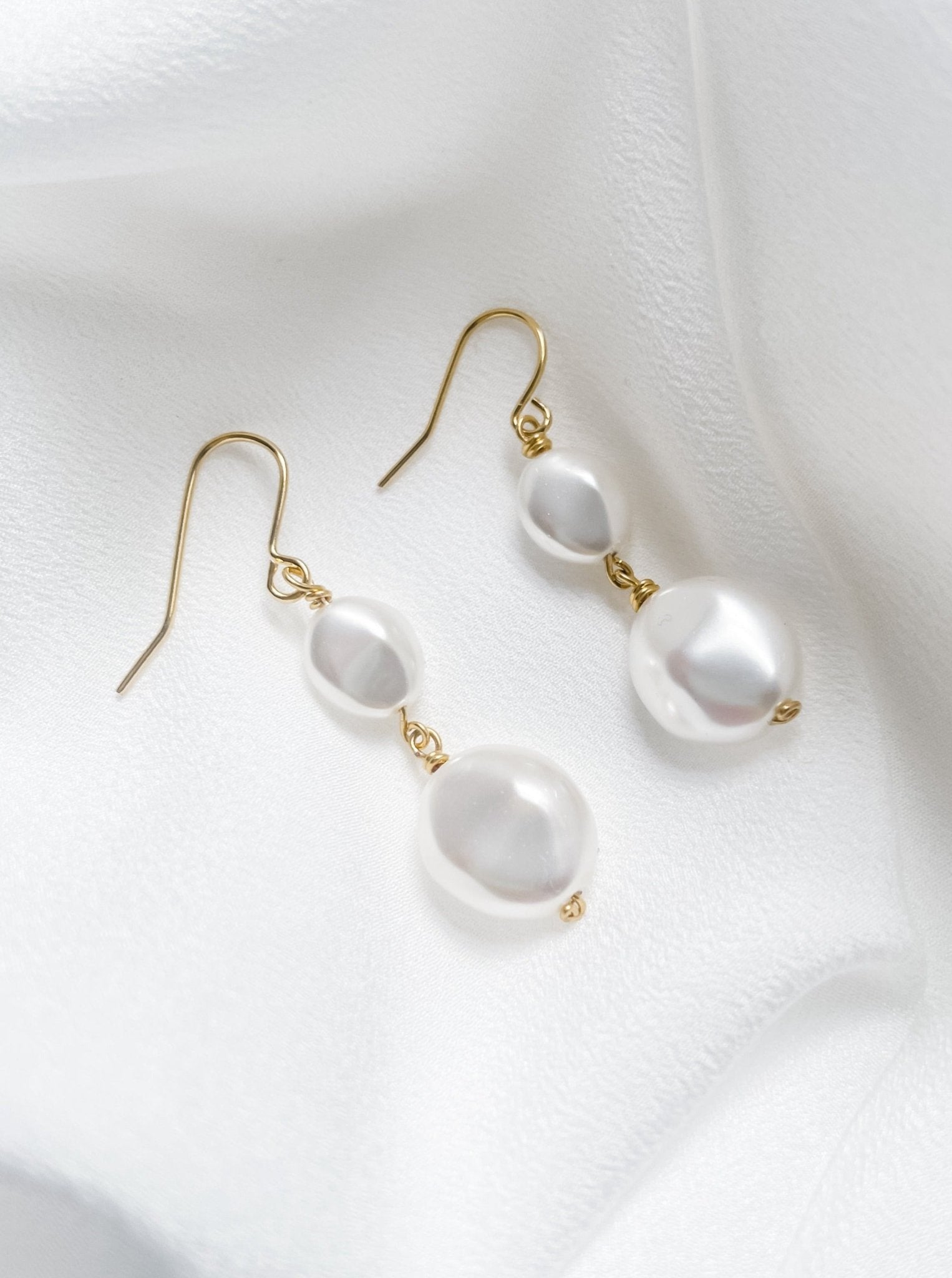 Mimi statement vegan pearl drop earrings gold (3)